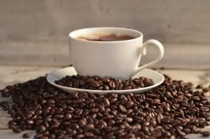 Taza de café con granos