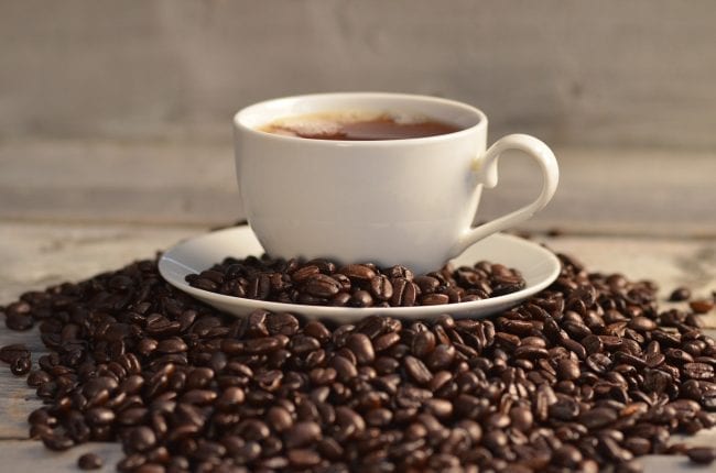 Tasse de café avec des grains