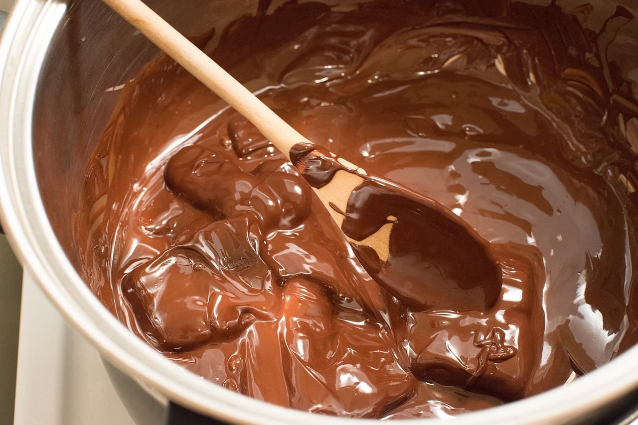 Geschmolzene Schokolade zum Streichen oder Schmelzen