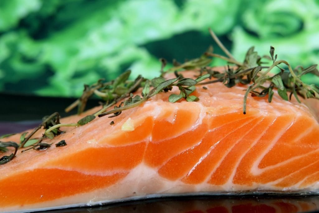 Salmón crudo para sushi de salmón
