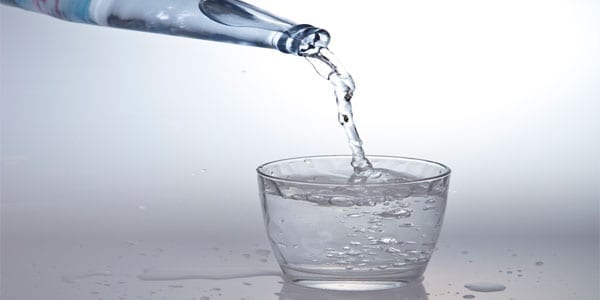 Natürliches Mineralwasser trinken heißes Wasser
