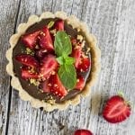 tartaleta-con-crema-de-chocolate-fresas-y-pistachos
