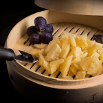 trozos de queso galmesano con uvas