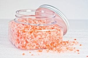 Frasco con sal del Himalaya