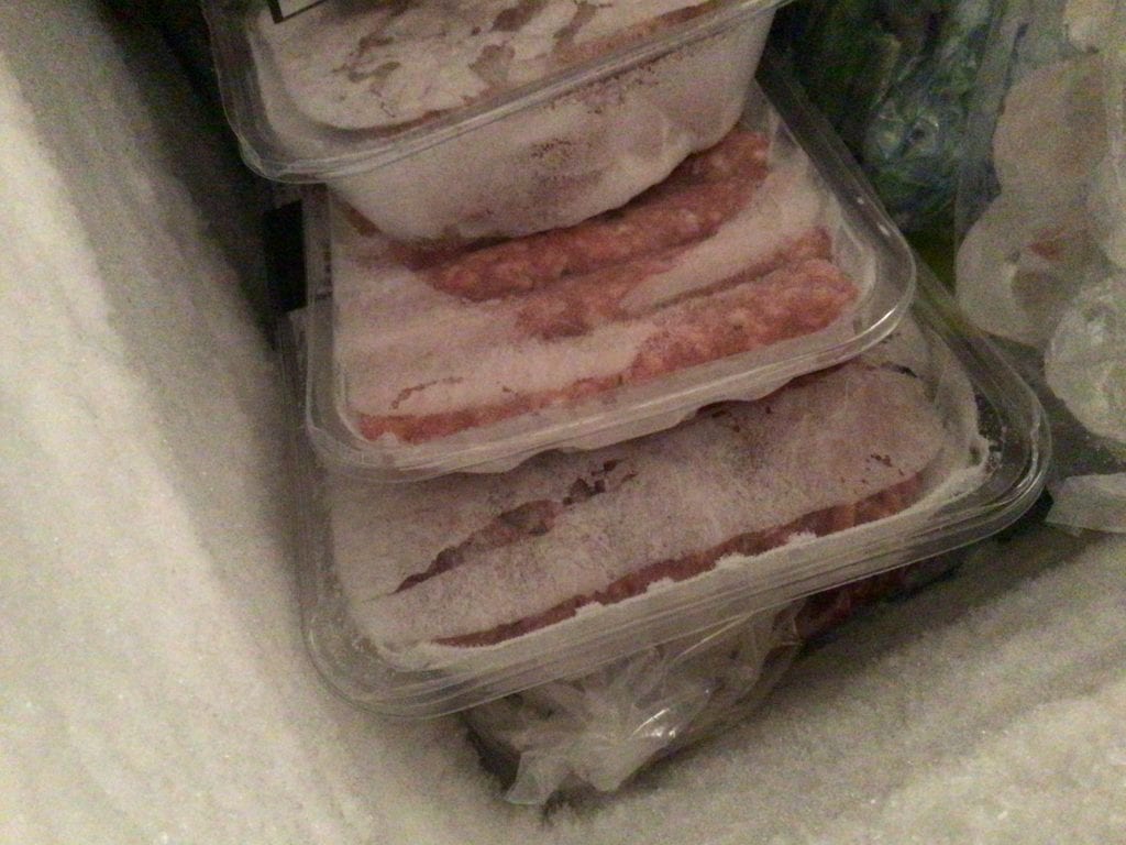 congelador con carnes