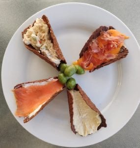 Tulipa en un emplatado con otros ingredientes