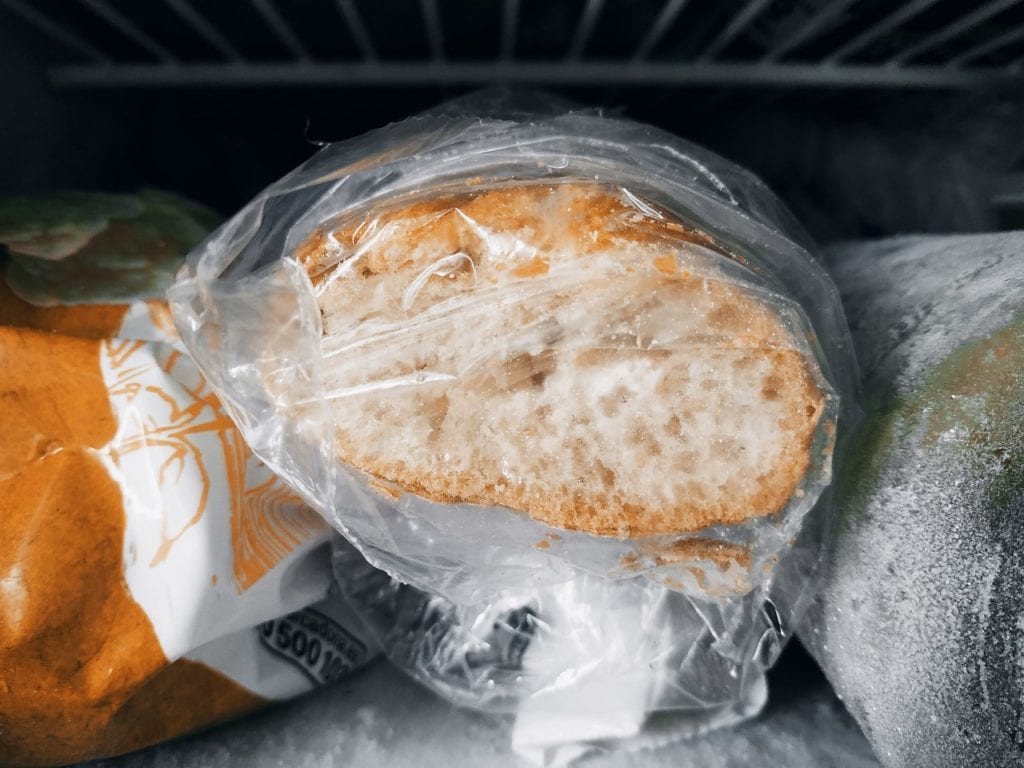 gefrorenes Brot, wie man Brot richtig auftaut