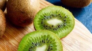 Kiwi zum Frühstück essen