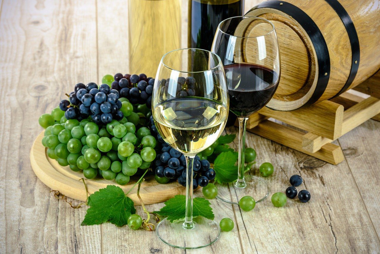 Vin blanc et vin rouge dans une présentation