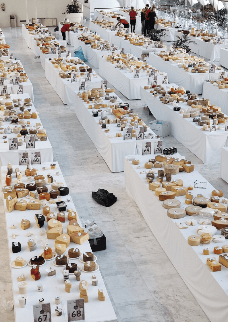 Mesas de quesos en concurso.Foto:IG