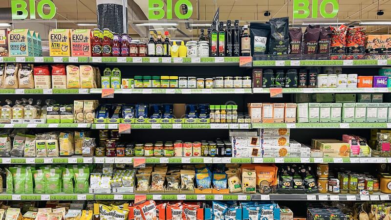 Scaffale di prodotti a base vegetale e integratori in un supermercato