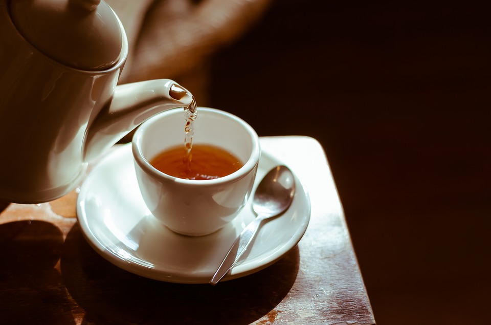Tè in una tazza bianca