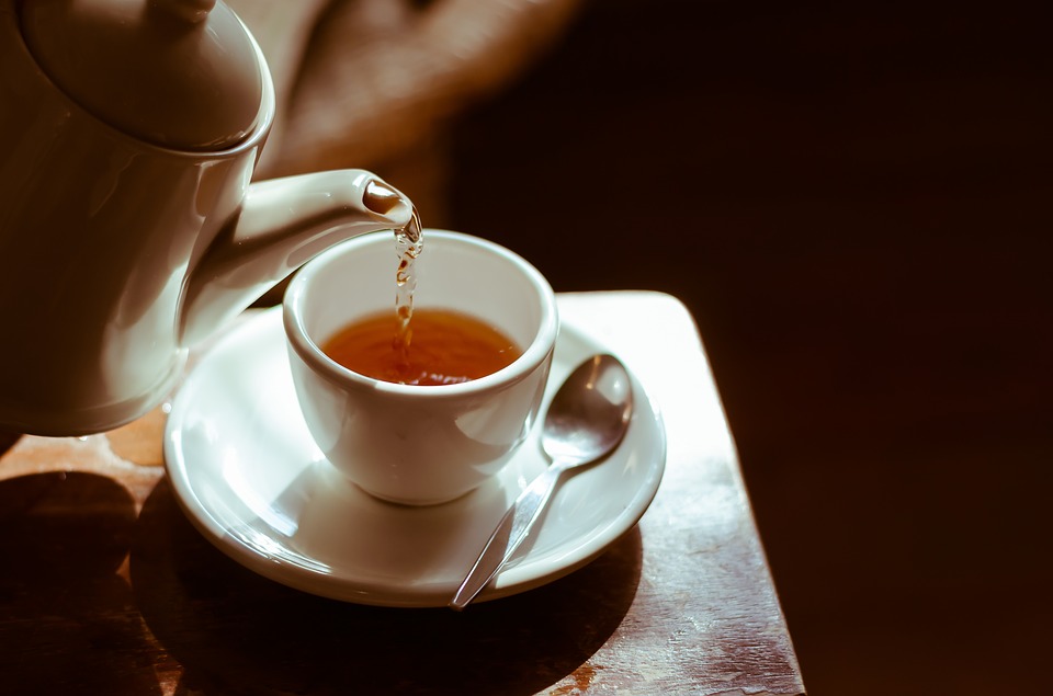 Té en una taza blanca