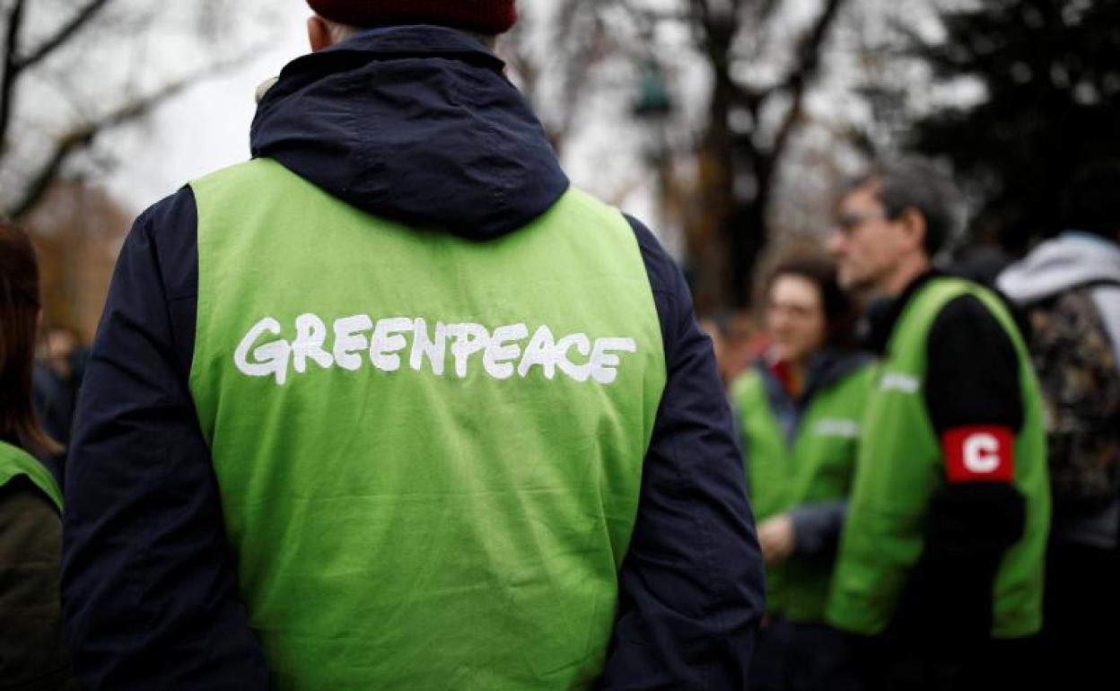 Greenpeace-Mitarbeiter gegen den schädlichen Bestandteil von Palmöl