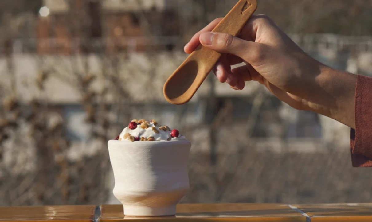 Cucchiaio commestibile accanto a un gelato