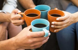 Tomar café ayuda a mantener la presión arterial baja. tazas de café