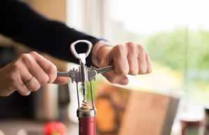 Cómo abrir una botella de vino sin sacacorchos sacacorchos