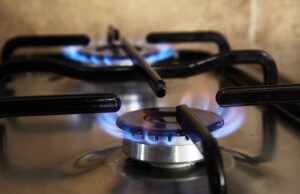 Relacionan cocinar con gas y asma