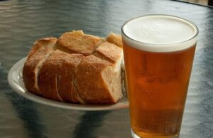 La cerveza sostenible que se elabora con el pan sobrante de supermercados Dia