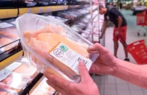 Eroski añade una nueva etiqueta a su carne de pollo de marca propia.