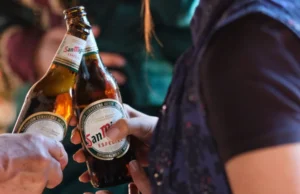 Amigos y cerveza lo preferido para los españoles