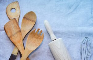 Utensilios de madera en la cocina