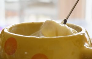 Fondue de queso: el arte suizo de compartir