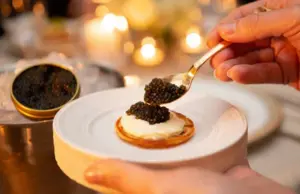 El caviar en la gastronomía navideña: cómo disfrutarlo y con qué acompañarlo