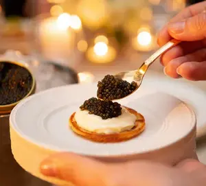 como-servir-el-caviar-del-caspio-correctamente-en-casa-6138182