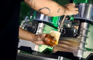Heineken lleva la inteligencia artificial al tirador de cerveza